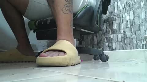 Snapshot of srfindomfeet_ chatting on 09.25.25 sr master cum its my old account online show from 09.25.25