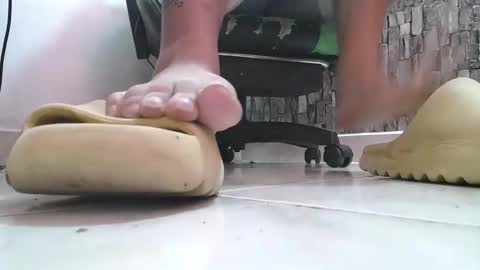 Snapshot of srfindomfeet_ chatting on 09.29.25 sr master cum its my old account online show from 09.29.25