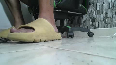 Snapshot of srfindomfeet_ chatting on 10.02.25 sr master cum its my old account online show from 10.02.25