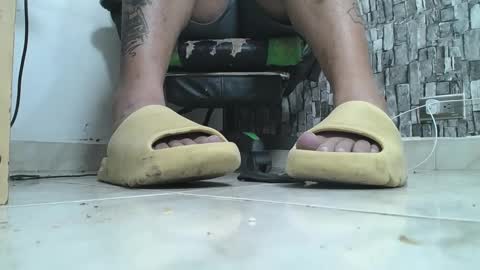 Snapshot of srfindomfeet_ chatting on 10.05.25 sr master cum its my old account online show from 10.05.25