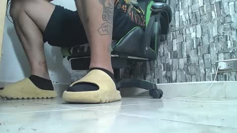 Snapshot of srfindomfeet_ chatting on 10.08.25 sr master cum its my old account online show from 10.08.25