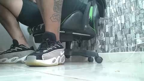 Snapshot of srfindomfeet_ chatting on 10.13.25 sr master cum its my old account online show from 10.13.25