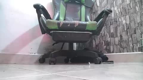 Snapshot of srfindomfeet_ chatting on 10.13.25 sr master cum its my old account online show from 10.13.25
