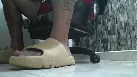 Snapshot of srfindomfeet_ chatting on 10.15.25 sr master cum its my old account online show from 10.15.25