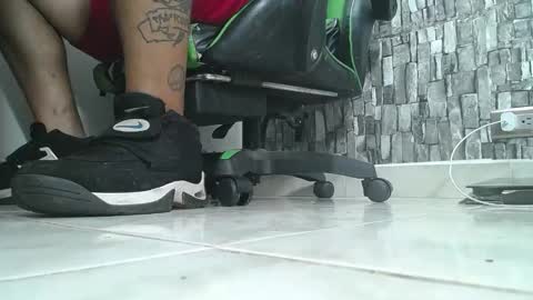 Snapshot of srfindomfeet_ chatting on 10.22.25 sr master cum its my old account online show from 10.22.25