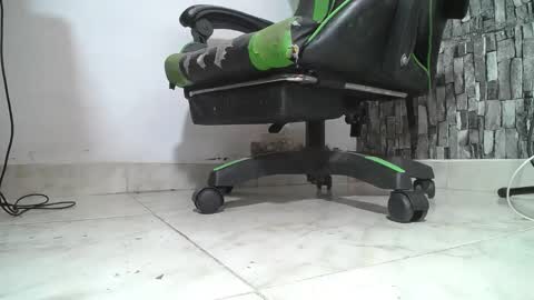 Snapshot of srfindomfeet_ chatting on 06.05.26 sr master cum its my old account online show from 06.05.26