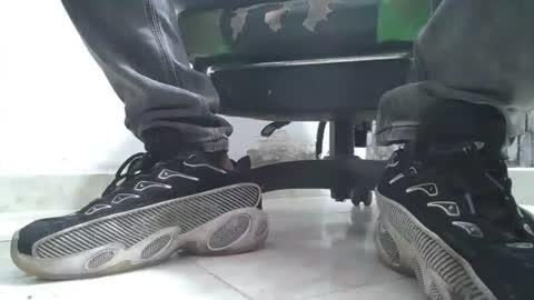 Snapshot of srfindomfeet_ chatting on 06.11.26 sr master cum its my old account online show from 06.11.26