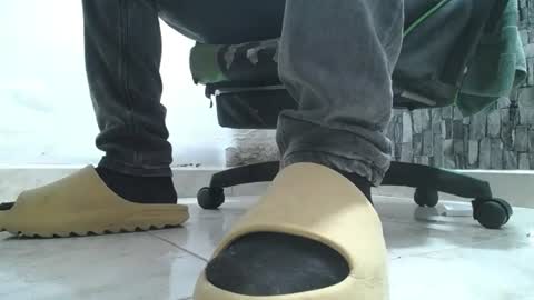 Snapshot of srfindomfeet_ chatting on 06.13.26 sr master cum its my old account online show from 06.13.26