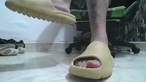 Snapshot of srfindomfeet_ chatting on 06.15.26 sr master cum its my old account online show from 06.15.26