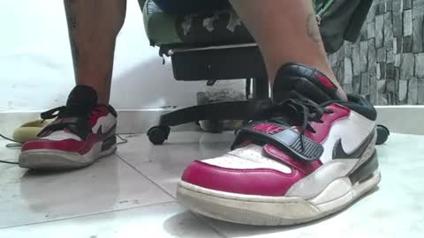 Snapshot of srfindomfeet_ chatting on 06.16.26 sr master cum its my old account online show from 06.16.26
