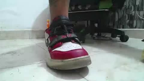 Snapshot of srfindomfeet_ chatting on 06.17.26 sr master cum its my old account online show from 06.17.26