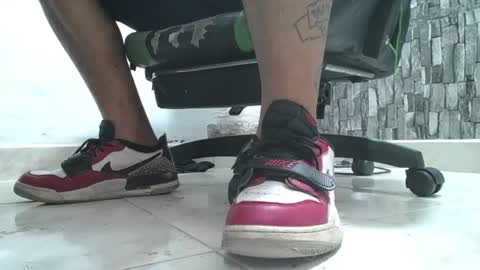 Snapshot of srfindomfeet_ chatting on 06.20.26 sr master cum its my old account online show from 06.20.26