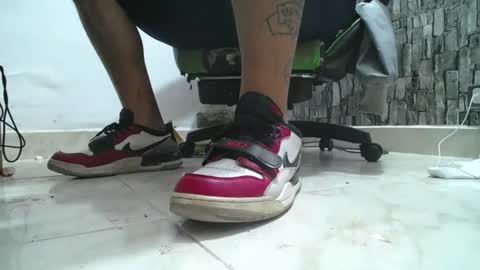 Snapshot of srfindomfeet_ chatting on 06.22.26 sr master cum its my old account online show from 06.22.26