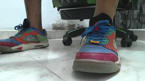 Snapshot of srfindomfeet_ chatting on 06.26.26 sr master cum its my old account online show from 06.26.26
