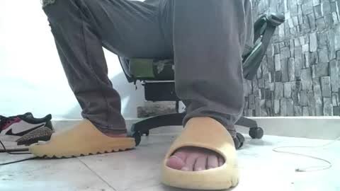 Snapshot of srfindomfeet_ chatting on 07.05.26 sr master cum its my old account online show from 07.05.26