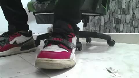 Snapshot of srfindomfeet_ chatting on 07.10.26 sr master cum its my old account online show from 07.10.26