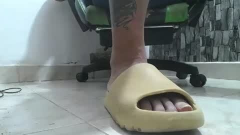 Snapshot of srfindomfeet_ chatting on 07.14.26 sr master cum its my old account online show from 07.14.26
