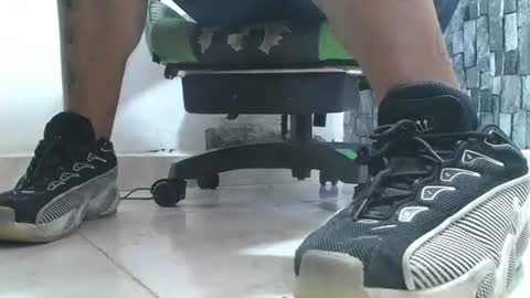 Snapshot of srfindomfeet_ chatting on 07.14.26 sr master cum its my old account online show from 07.14.26