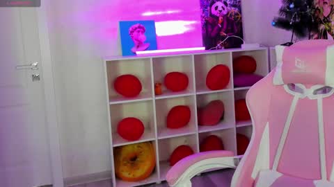 Snapshot of stacey_brown chatting on 03.07.25 Stacey GMT5 Mo Tu We Th Fr Sa 3am -10am online show from 03.07.25