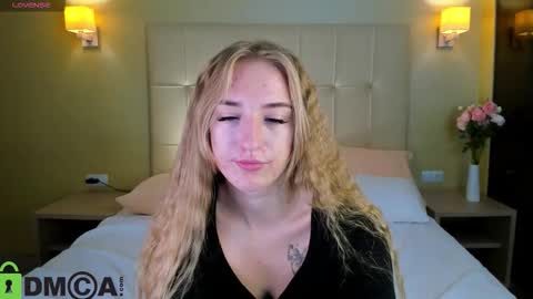 Snapshot of stacy_riiver chatting on 09.24.25 Stacy Mon Tue Wed Thu Fri Sun GMT GMT 3 1000am - 0400pm online show from 09.24.25