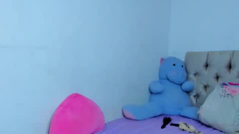 Snapshot of stassiebell chatting on 01.04.25 stassiebell online show from 01.04.25