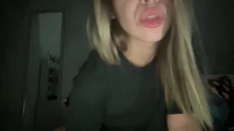 Snapshot of stefy_glow chatting on 11.12.25 stefy_glow online show from 11.12.25