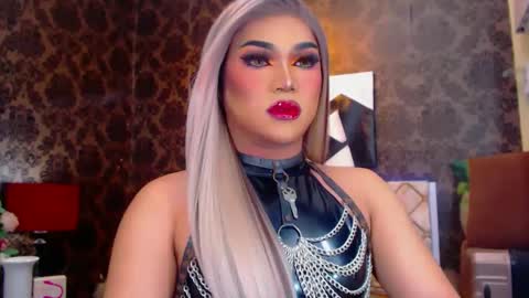 CALL ME STELLA online show from 02.05.25