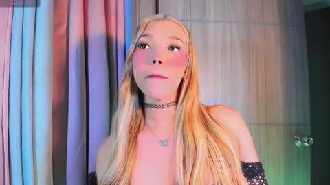 Snapshot of steyseequeen chatting on 10.05.25 Steisee Reyes online show from 10.05.25