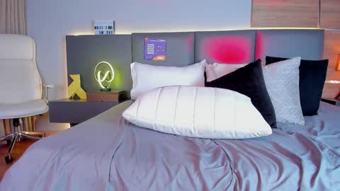 Stone Lee  online show from 02.04.25