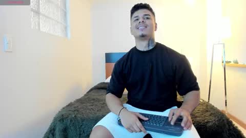 Snapshot of straight__friends chatting on 11.19.25 straight__friends online show from 11.19.25