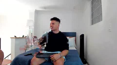 Snapshot of straight__friends chatting on 11.20.25 straight__friends online show from 11.20.25