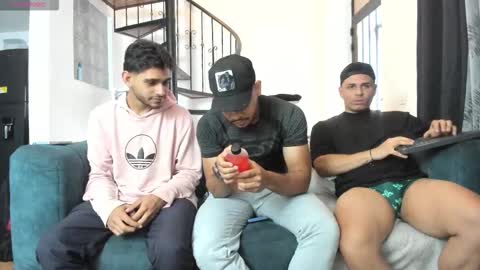 Snapshot of straight__friends chatting on 12.14.25 straight__friends online show from 12.14.25