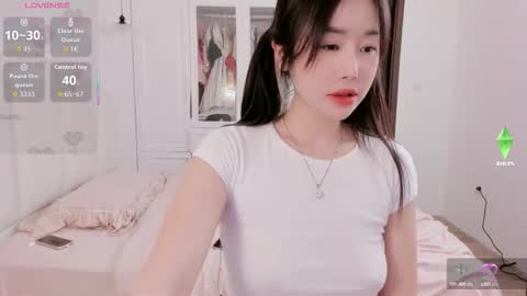 strawberry_loveee online show from 10.16.25