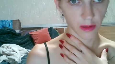 Snapshot of strawberry_storm chatting on 10.04.25 Strawberry Storm online show from 10.04.25