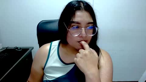 Snapshot of strawlux chatting on 05.18.26 strawlux online show from 05.18.26