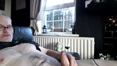 Snapshot of stud_1975 chatting on 11.02.25 stud_1975 online show from 11.02.25