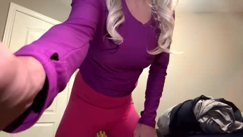 Snapshot of submiss14 chatting on 12.04.25 Sissy Isabella online show from 12.04.25