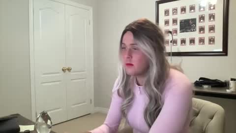 Snapshot of submiss14 chatting on 05.17.26 Sissy Isabella online show from 05.17.26