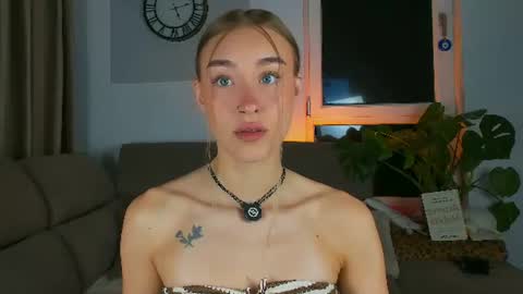 Snapshot of sugarskye chatting on 06.28.26 sugarskye online show from 06.28.26