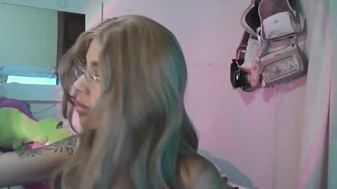 Snapshot of summer_09 chatting on 12.20.25 summer 09 online show from 12.20.25