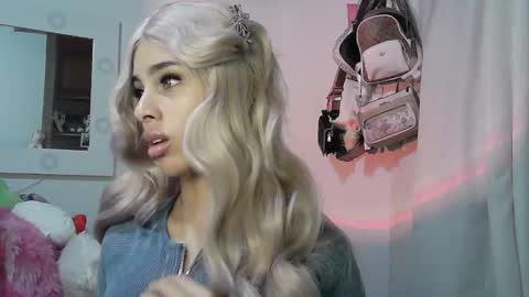 Snapshot of summer_09 chatting on 12.21.25 summer 09 online show from 12.21.25