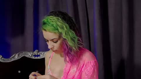 Snapshot of summer_quinn_ chatting on 01.07.25 Deea online show from 01.07.25