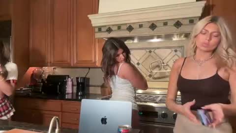 Snapshot of summerclarke2 chatting on 10.07.25 summerclarke2 online show from 10.07.25