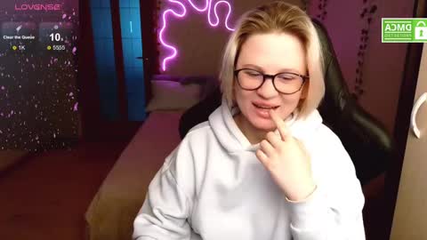 Snapshot of sunny_mood chatting on 03.10.25 sunny mood online show from 03.10.25