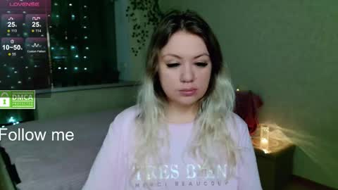 Snapshot of sunny_mood chatting on 11.08.25 sunny mood online show from 11.08.25