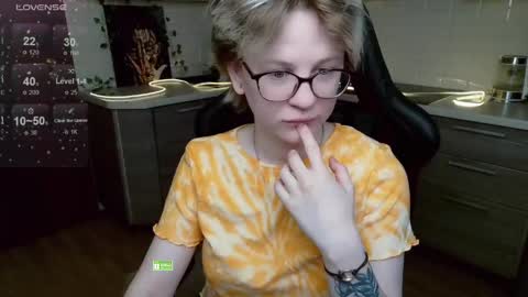 Snapshot of sunny_mood chatting on 05.13.26 sunny mood online show from 05.13.26