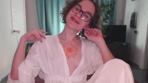 Snapshot of sunshinehella chatting on 04.18.26 Hella online show from 04.18.26