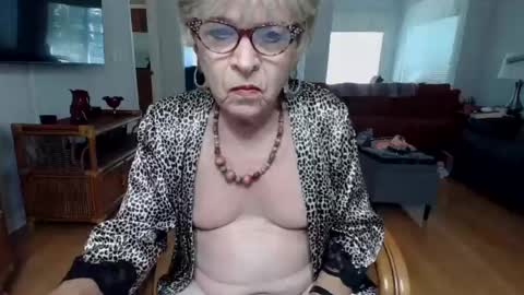 Snapshot of susanandlisa chatting on 06.15.26 sexualsusan online show from 06.15.26