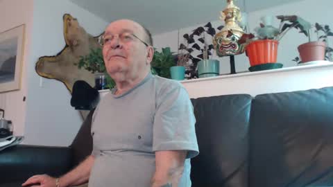 Snapshot of suv1 chatting on 12.25.24 Otto online show from 12.25.24