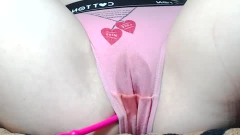 Snapshot of sweet_kitten25 chatting on 06.25.26 Kitten online show from 06.25.26